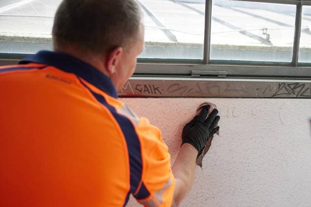 Mobile Handwerkerteams an Bahnhöfen ** NUR FÜR REDAKTIONELLE ZWECKE ** EDITORIAL USE ONLY **<p>Ein Mitarbeiter eines mobilen Handwerkerteam der Bahn beseitigt am Bahnhof Ostkreuz ein Graffiti. Rund 200 neue Mitarbeitende in 44 Teams sollen für mehr Tempo bei Reparaturen sorgen. Deutschland Berlin Berlin Copyright: JörgxCarstensen *** Mobile repair crews at train stations FOR EDITORIAL USE ONLY EDITORIAL USE ONLY p A member of a mobile repair team from Deutsche Bahn removes graffiti at Ostkreuz Station. Around 200 new employees in 44 teams are expected to speed up repairs. Germany Berlin Berlin Copyright JörgxCarstensen,detected_source_language Copyright: JörgxCarstensen doc86b7eybekpkcw1rtimn ,EDITORIAL USE ONLY