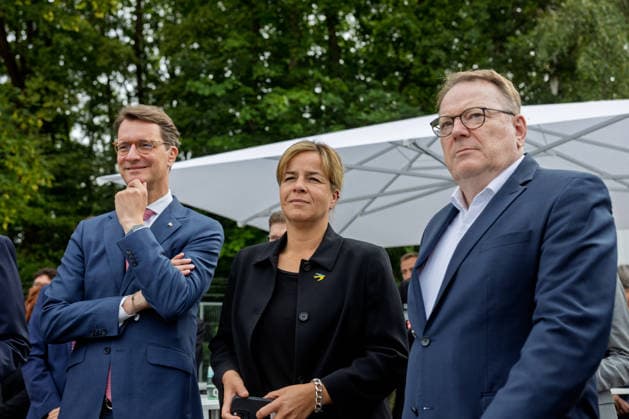 Spatenstich für GOVSATCOM-Hub in Köln NRW Ministerpräsident Hendrik WÜST (CDU), Mona NEUBAUR (Die Grünen), Oberbürgermeister der Stadt Köln Torsten Burmester (SPD) - Spatenstich für den GOVSATCOM-Hub am Standort Köln des Deutschen Zentrums für Luft- und Raumfahrt in Anwesenheit von Hendrik Wüst (CDU, MdL) und Mona Neubaur (Grüne, MdL). Der europäische Knotenpunkt soll sichere Satellitenkommunikation für staatliche Nutzer und Anbieter hochsicherer Kommunikationsdienste bündeln. Köln Porz Nordrhein-Westfalen Deutschland *** Groundbreaking Ceremony for the GOVSATCOM Hub in Cologne Copyright: xMarcxJohnx