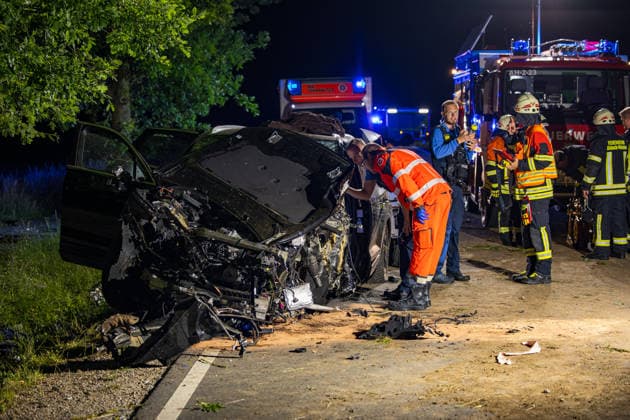 Drei Schusswaffen im Unfallwagen Fahrer kracht in Bäume und wird schwer verletzt In der Nacht auf Dienstag, 15.06.2026, verunglückte ein 45-jähriger Autofahrer kurz vor Mitternacht auf der L3261 zwischen Bensheim-Langwaden und Hähnlein schwer. Sein Mietwagen prallte offenbar wegen zu hoher Geschwindigkeit gegen eine Baustellenabsperrung, fuhr quer über die Fahrbahn und streifte zwei Bäume. Der Fahrer wurde schwer verletzt und kam ins Krankenhaus. Im Fahrzeug fanden Polizeibeamte drei Schusswaffen; ob es sich um Schreckschuss- oder scharfe Waffen handelt, war zunächst unklar. Zudem besteht Verdacht auf Fahren unter Alkoholeinfluss, eine Blutentnahme wurde durchgeführt. Alsbach-Hähnlein Hessen Deutschland *** Three firearms foun