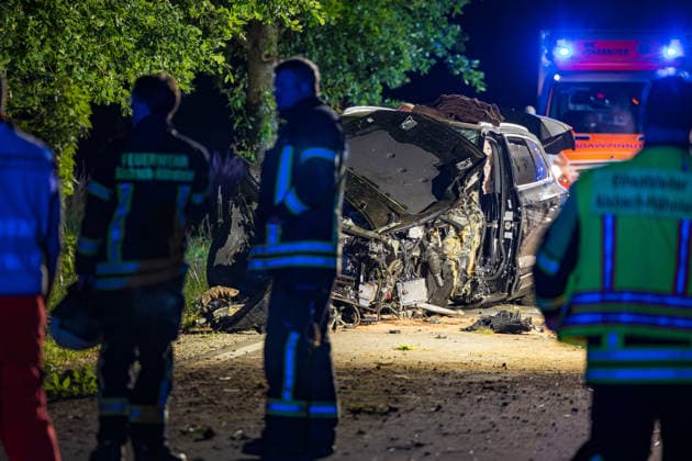 Drei Schusswaffen im Unfallwagen Fahrer kracht in Bäume und wird schwer verletzt In der Nacht auf Dienstag, 15.06.2026, verunglückte ein 45-jähriger Autofahrer kurz vor Mitternacht auf der L3261 zwischen Bensheim-Langwaden und Hähnlein schwer. Sein Mietwagen prallte offenbar wegen zu hoher Geschwindigkeit gegen eine Baustellenabsperrung, fuhr quer über die Fahrbahn und streifte zwei Bäume. Der Fahrer wurde schwer verletzt und kam ins Krankenhaus. Im Fahrzeug fanden Polizeibeamte drei Schusswaffen; ob es sich um Schreckschuss- oder scharfe Waffen handelt, war zunächst unklar. Zudem besteht Verdacht auf Fahren unter Alkoholeinfluss, eine Blutentnahme wurde durchgeführt. Alsbach-Hähnlein Hessen Deutschland *** Three firearms foun
