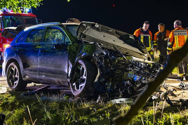 Drei Schusswaffen im Unfallwagen Fahrer kracht in Bäume und wird schwer verletzt In der Nacht auf Dienstag, 15.06.2026, verunglückte ein 45-jähriger Autofahrer kurz vor Mitternacht auf der L3261 zwischen Bensheim-Langwaden und Hähnlein schwer. Sein Mietwagen prallte offenbar wegen zu hoher Geschwindigkeit gegen eine Baustellenabsperrung, fuhr quer über die Fahrbahn und streifte zwei Bäume. Der Fahrer wurde schwer verletzt und kam ins Krankenhaus. Im Fahrzeug fanden Polizeibeamte drei Schusswaffen; ob es sich um Schreckschuss- oder scharfe Waffen handelt, war zunächst unklar. Zudem besteht Verdacht auf Fahren unter Alkoholeinfluss, eine Blutentnahme wurde durchgeführt. Alsbach-Hähnlein Hessen Deutschland *** Three firearms foun
