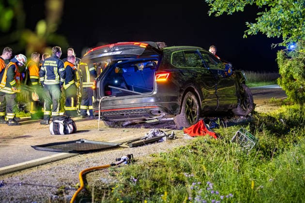 Drei Schusswaffen im Unfallwagen Fahrer kracht in Bäume und wird schwer verletzt In der Nacht auf Dienstag, 15.06.2026, verunglückte ein 45-jähriger Autofahrer kurz vor Mitternacht auf der L3261 zwischen Bensheim-Langwaden und Hähnlein schwer. Sein Mietwagen prallte offenbar wegen zu hoher Geschwindigkeit gegen eine Baustellenabsperrung, fuhr quer über die Fahrbahn und streifte zwei Bäume. Der Fahrer wurde schwer verletzt und kam ins Krankenhaus. Im Fahrzeug fanden Polizeibeamte drei Schusswaffen; ob es sich um Schreckschuss- oder scharfe Waffen handelt, war zunächst unklar. Zudem besteht Verdacht auf Fahren unter Alkoholeinfluss, eine Blutentnahme wurde durchgeführt. Alsbach-Hähnlein Hessen Deutschland *** Three firearms foun