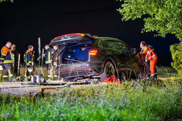 Drei Schusswaffen im Unfallwagen Fahrer kracht in Bäume und wird schwer verletzt In der Nacht auf Dienstag, 15.06.2026, verunglückte ein 45-jähriger Autofahrer kurz vor Mitternacht auf der L3261 zwischen Bensheim-Langwaden und Hähnlein schwer. Sein Mietwagen prallte offenbar wegen zu hoher Geschwindigkeit gegen eine Baustellenabsperrung, fuhr quer über die Fahrbahn und streifte zwei Bäume. Der Fahrer wurde schwer verletzt und kam ins Krankenhaus. Im Fahrzeug fanden Polizeibeamte drei Schusswaffen; ob es sich um Schreckschuss- oder scharfe Waffen handelt, war zunächst unklar. Zudem besteht Verdacht auf Fahren unter Alkoholeinfluss, eine Blutentnahme wurde durchgeführt. Alsbach-Hähnlein Hessen Deutschland *** Three firearms foun