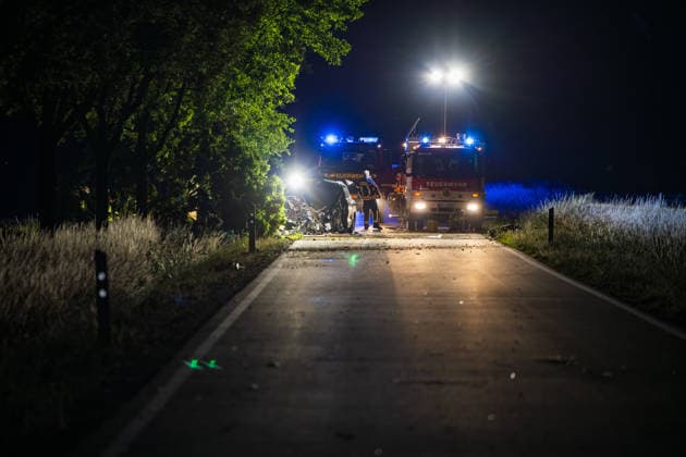 Drei Schusswaffen im Unfallwagen Fahrer kracht in Bäume und wird schwer verletzt In der Nacht auf Dienstag, 15.06.2026, verunglückte ein 45-jähriger Autofahrer kurz vor Mitternacht auf der L3261 zwischen Bensheim-Langwaden und Hähnlein schwer. Sein Mietwagen prallte offenbar wegen zu hoher Geschwindigkeit gegen eine Baustellenabsperrung, fuhr quer über die Fahrbahn und streifte zwei Bäume. Der Fahrer wurde schwer verletzt und kam ins Krankenhaus. Im Fahrzeug fanden Polizeibeamte drei Schusswaffen; ob es sich um Schreckschuss- oder scharfe Waffen handelt, war zunächst unklar. Zudem besteht Verdacht auf Fahren unter Alkoholeinfluss, eine Blutentnahme wurde durchgeführt. Alsbach-Hähnlein Hessen Deutschland *** Three firearms foun