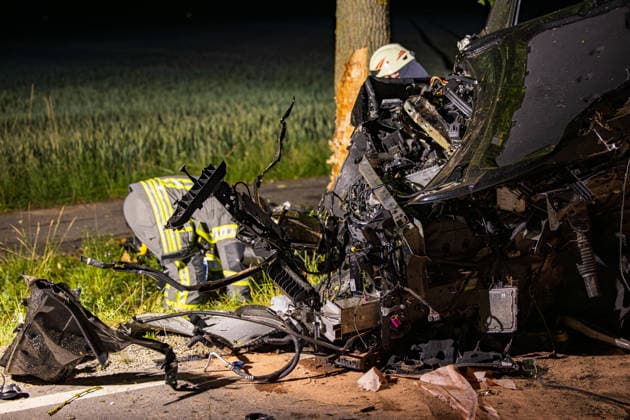 Drei Schusswaffen im Unfallwagen Fahrer kracht in Bäume und wird schwer verletzt In der Nacht auf Dienstag, 15.06.2026, verunglückte ein 45-jähriger Autofahrer kurz vor Mitternacht auf der L3261 zwischen Bensheim-Langwaden und Hähnlein schwer. Sein Mietwagen prallte offenbar wegen zu hoher Geschwindigkeit gegen eine Baustellenabsperrung, fuhr quer über die Fahrbahn und streifte zwei Bäume. Der Fahrer wurde schwer verletzt und kam ins Krankenhaus. Im Fahrzeug fanden Polizeibeamte drei Schusswaffen; ob es sich um Schreckschuss- oder scharfe Waffen handelt, war zunächst unklar. Zudem besteht Verdacht auf Fahren unter Alkoholeinfluss, eine Blutentnahme wurde durchgeführt. Alsbach-Hähnlein Hessen Deutschland *** Three firearms foun