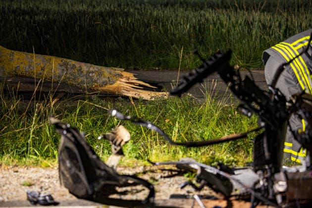 Drei Schusswaffen im Unfallwagen Fahrer kracht in Bäume und wird schwer verletzt In der Nacht auf Dienstag, 15.06.2026, verunglückte ein 45-jähriger Autofahrer kurz vor Mitternacht auf der L3261 zwischen Bensheim-Langwaden und Hähnlein schwer. Sein Mietwagen prallte offenbar wegen zu hoher Geschwindigkeit gegen eine Baustellenabsperrung, fuhr quer über die Fahrbahn und streifte zwei Bäume. Der Fahrer wurde schwer verletzt und kam ins Krankenhaus. Im Fahrzeug fanden Polizeibeamte drei Schusswaffen; ob es sich um Schreckschuss- oder scharfe Waffen handelt, war zunächst unklar. Zudem besteht Verdacht auf Fahren unter Alkoholeinfluss, eine Blutentnahme wurde durchgeführt. Alsbach-Hähnlein Hessen Deutschland *** Three firearms foun