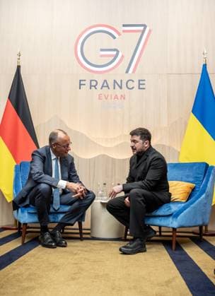 Évian-les-Bains, Frankreich, 16.06.2026: Hotel Royal: G7-Gipfel: Bundeskanzler Friedrich Merz (CDU) und Wolodymyr Selenskyj (Foto: Michael Kappeler, Pool) *** Évian-les-Bains, France, June 16, 2026 Hotel Royal G7 Summit German Chancellor Friedrich Merz (CDU) and Volodymyr Zelenskyy Photo by Michael Kappeler, Pool,detected_source_language Copyright: xMichaelxKappeler,xPool dtsxNachrichtenagenturx dts_123298