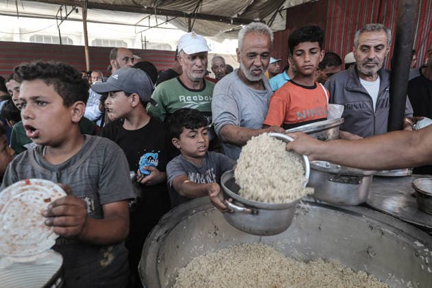 Hot meals distributed to displaced Palestinians in Gaza DEIR AL-BALAH, GAZA, PALESTINE - JUNE 16: Palestinians wait to receive hot food distributed by a charity in Nuseirat Camp, as the food crisis continues due to ongoing Israeli attacks on the Gaza Strip and limited humanitarian aid access, in Deir al-Balah, Gaza, Palestine, on June 16, 2026. Moiz Salhi Anadolu Deir al-Balah Gaza. Editorial use only. Please get in touch for any other usage.  Copyright: x2026xAnadoluxMoizxSalhix