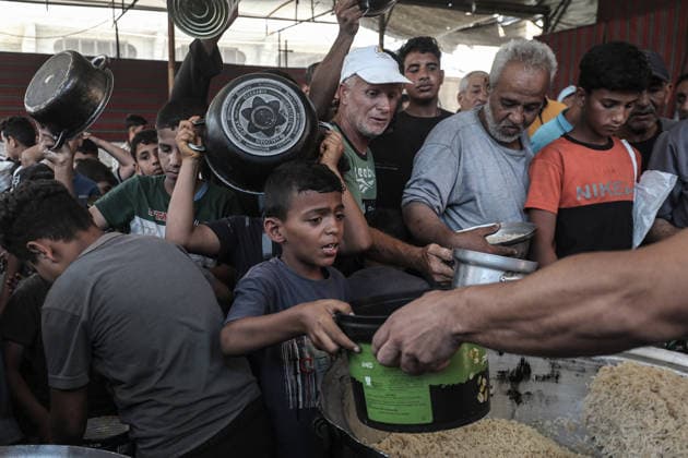 Hot meals distributed to displaced Palestinians in Gaza DEIR AL-BALAH, GAZA, PALESTINE - JUNE 16: Palestinians wait to receive hot food distributed by a charity in Nuseirat Camp, as the food crisis continues due to ongoing Israeli attacks on the Gaza Strip and limited humanitarian aid access, in Deir al-Balah, Gaza, Palestine, on June 16, 2026. Moiz Salhi Anadolu Deir al-Balah Gaza. Editorial use only. Please get in touch for any other usage.  Copyright: x2026xAnadoluxMoizxSalhix