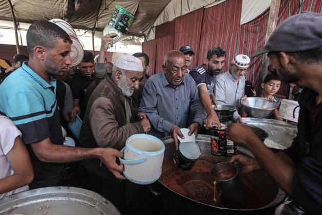 Hot meals distributed to displaced Palestinians in Gaza DEIR AL-BALAH, GAZA, PALESTINE - JUNE 16: Palestinians wait to receive hot food distributed by a charity in Nuseirat Camp, as the food crisis continues due to ongoing Israeli attacks on the Gaza Strip and limited humanitarian aid access, in Deir al-Balah, Gaza, Palestine, on June 16, 2026. Moiz Salhi Anadolu Deir al-Balah Gaza. Editorial use only. Please get in touch for any other usage.  Copyright: x2026xAnadoluxMoizxSalhix