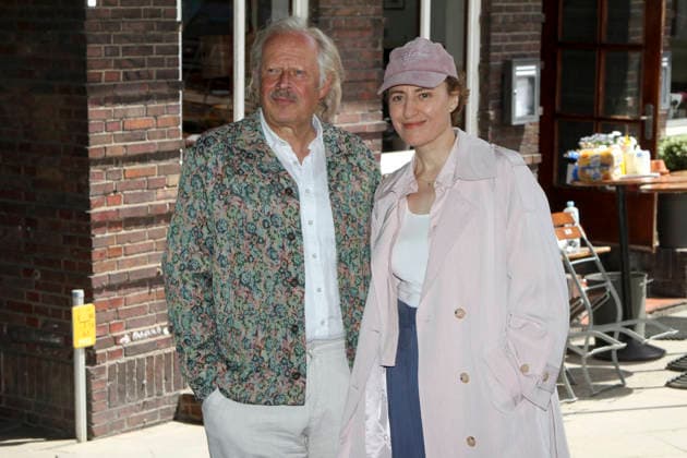 ABB MILBERG - Axel Milberg als Gastrokritiker mit Maren Eggert Sternekoechin beim NDR Set Szene Fototermin zum TV Film AT Risotto brutale Drehort Oberhafenkantine in Hamburg am 16.06.2026 Hamburg Deutschland *** ABB MILBERG Axel Milberg as a food critic with Maren Eggert, a Michelin-starred chef, at the NDR set for a photo shoot for the TV movie AT Risotto Brutale at the Oberhafenkantine in Hamburg on June 16, 2026, Hamburg, Germany,detected_source_language