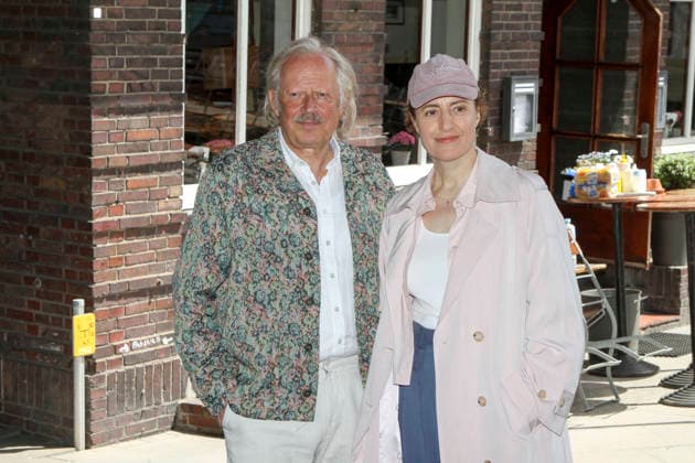 ABB MILBERG - Axel Milberg als Gastrokritiker mit Maren Eggert Sternekoechin beim NDR Set Szene Fototermin zum TV Film AT Risotto brutale Drehort Oberhafenkantine in Hamburg am 16.06.2026 Hamburg Deutschland *** ABB MILBERG Axel Milberg as a food critic with Maren Eggert, a Michelin-starred chef, at the NDR set for a photo shoot for the TV movie AT Risotto Brutale at the Oberhafenkantine in Hamburg on June 16, 2026, Hamburg, Germany,detected_source_language