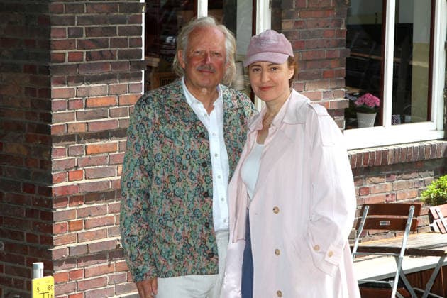 Axel Milberg und Maren Eggert beim Fototermin am Rande der Dreharbeiten zum ARD Film Risotto brutale ibei der Oberhafenkantine am 16.06.2026 in Hamburg Am Set vom ARD Film Risotto brutale mit Axel Milberg und Maren Eggert in Hamburg *** Axel Milberg and Maren Eggert at a photo shoot on the sidelines of the filming of the ARD movie Risotto brutale at the Oberhafenkantine on June 16, 2026, in Hamburg On the set of the ARD movie Risotto brutale with Axel Milberg and Maren Eggert in Hamburg,detected_source_language 