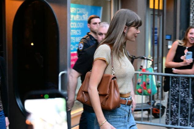 June 16, 2026, New York, New York, USA: American singer-songwriter Taylor Swift walks out of Electric Lady Studios in Greenwich Village in New York, New York on Tuesday, June 16, 2026 New York USA - ZUMAs152 20260616_faa_s152_002 Copyright: xKylexMazzax