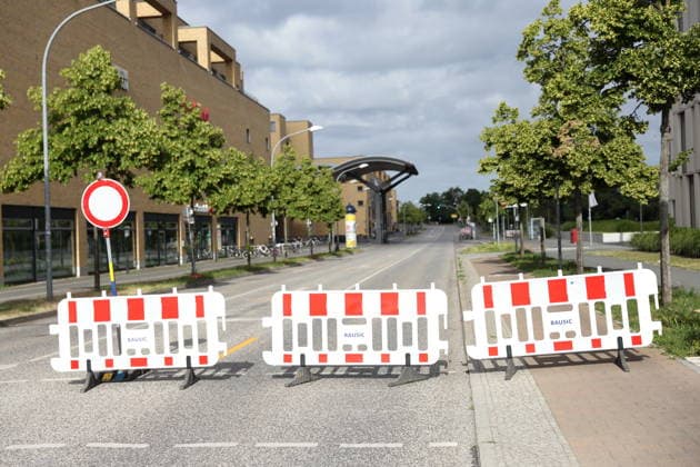 Absperrung am Hauptbahnhof während der Entschärfung einer Fliegerbombe aus dem Zweiten Weltkrieg in Potsdam, 16. Juni 2026. Bombenentschärfung in Potsdam *** Barricade at the main train station during the defusing of a World War II aerial bomb in Potsdam, June 16, 2026 Bomb disposal in Potsdam,detected_source_language