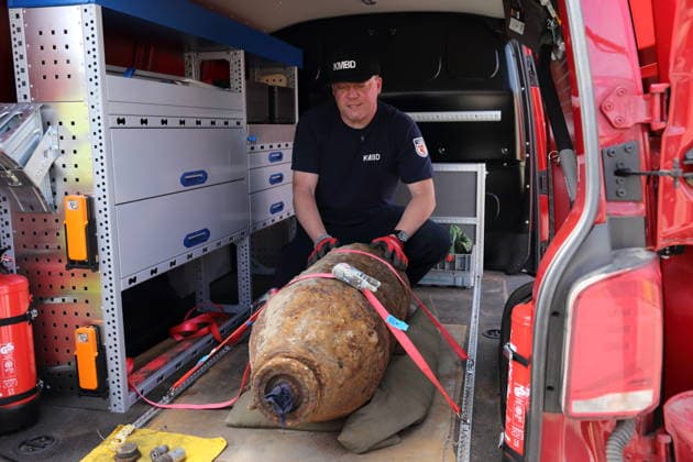 Mike Schwitzke (Sprengmeister Kampfmittelbeseitigungsdienst Brandenburg) zeigt die entschärfte Fliegerbombe aus dem Zweiten Weltkrieg auf einer Baustelle unterhalb des Brauhausbergs in Potsdam, 16. Juni 2026. Bombenentschärfung in Potsdam *** Mike Schwitzke, a bomb disposal expert with the Brandenburg Explosive Ordnance Disposal Service, displays the defused World War II aerial bomb at a construction site below Brauhausberg in Potsdam, June 16, 2026. Bomb disposal in Potsdam,detected_source_language