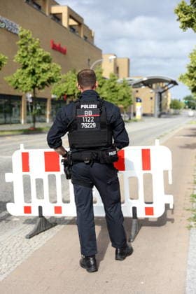 Ein Polizist steht an einer Absperrung am Hauptbahnhof während der Entschärfung einer Fliegerbombe aus dem Zweiten Weltkrieg in Potsdam, 16. Juni 2026. Bombenentschärfung in Potsdam *** A police officer stands at a barrier at the main train station during the defusing of a World War II aerial bomb in Potsdam, June 16, 2026 Bomb disposal in Potsdam,detected_source_language