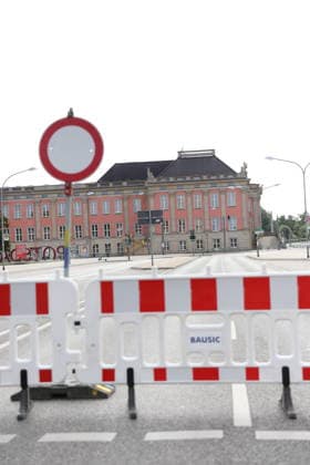 Absperrung am Landtag auf der Breiten Straße während der Entschärfung einer Fliegerbombe aus dem Zweiten Weltkrieg in Potsdam, 16. Juni 2026. Bombenentschärfung in Potsdam *** Barricade at the State Parliament on Breite Straße during the defusing of a World War II aerial bomb in Potsdam, June 16, 2026 Bomb disposal in Potsdam,detected_source_language