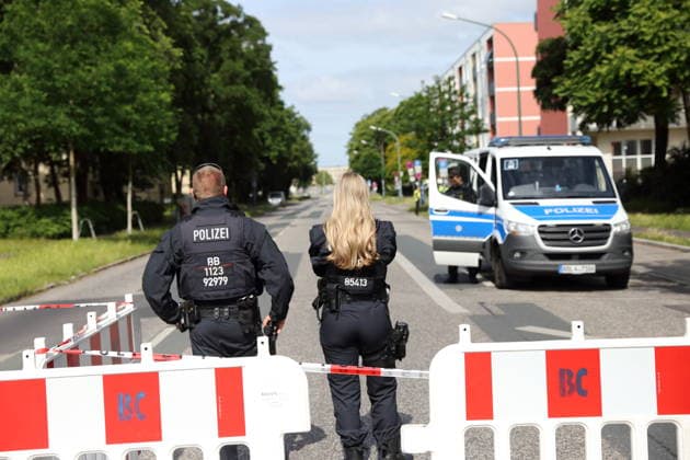 Ein Polizist und eine Polizistin stehen an einer Absperrung auf der Friedrich-Engels-Straße während der Entschärfung einer Fliegerbombe aus dem Zweiten Weltkrieg in Potsdam, 16. Juni 2026. Bombenentschärfung in Potsdam *** A male and a female police officer stand at a police barrier on Friedrich Engels Street during the defusing of a World War II aerial bomb in Potsdam, June 16, 2026 Bomb disposal in Potsdam,detected_source_language