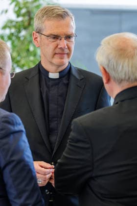 19.06.2026. Düsseldorf. Der neue Bischof von Münster, Dr. Heiner Wilmer SCJ, wird,im Beisein von Ministerpräsident Hendrik Wüst sowie Vertretern der Landesregierung von Niedersachsen in der Staatskanzlei in Düsseldorf auf die freiheitlich-demokratische Grundordnung vereidigt. Düsseldorf Staatskanzlei Nordrhein-Westfalen Deutschland *** June 19, 2026, Düsseldorf