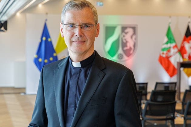 19.06.2026. Düsseldorf. Der neue Bischof von Münster, Dr. Heiner Wilmer SCJ, wird,im Beisein von Ministerpräsident Hendrik Wüst sowie Vertretern der Landesregierung von Niedersachsen in der Staatskanzlei in Düsseldorf auf die freiheitlich-demokratische Grundordnung vereidigt. Düsseldorf Staatskanzlei Nordrhein-Westfalen Deutschland *** June 19, 2026, Düsseldorf