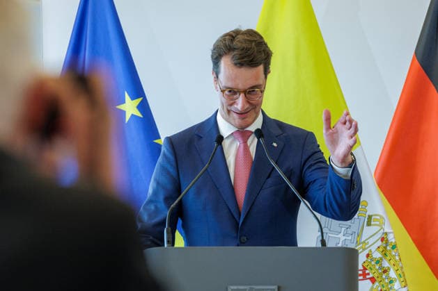 19.06.2026. Düsseldorf. Der neue Bischof von Münster, Dr. Heiner Wilmer SCJ, wird,im Beisein von Ministerpräsident Hendrik Wüst (Hier) sowie Vertretern der Landesregierung von Niedersachsen in der Staatskanzlei in Düsseldorf auf die freiheitlich-demokratische Grundordnung vereidigt. Düsseldorf Staatskanzlei Nordrhein-Westfalen Deutschland *** June 19, 2026, Düsseldorf