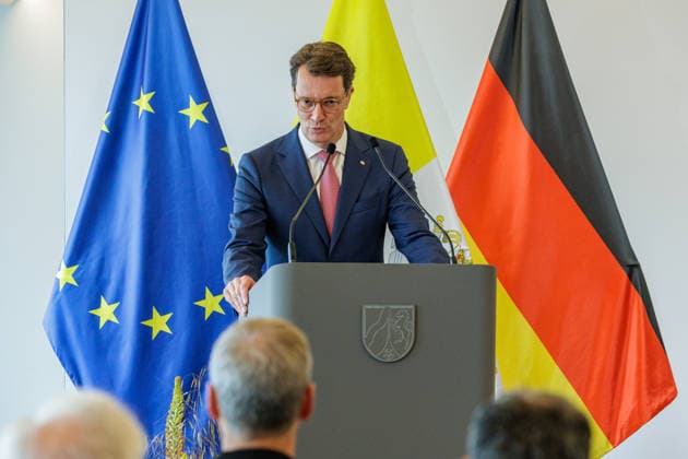 19.06.2026. Düsseldorf. Der neue Bischof von Münster, Dr. Heiner Wilmer SCJ, wird,im Beisein von Ministerpräsident Hendrik Wüst (Hier) sowie Vertretern der Landesregierung von Niedersachsen in der Staatskanzlei in Düsseldorf auf die freiheitlich-demokratische Grundordnung vereidigt. Düsseldorf Staatskanzlei Nordrhein-Westfalen Deutschland *** June 19, 2026, Düsseldorf