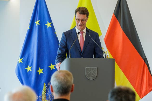 19.06.2026. Düsseldorf. Der neue Bischof von Münster, Dr. Heiner Wilmer SCJ, wird,im Beisein von Ministerpräsident Hendrik Wüst (Hier) sowie Vertretern der Landesregierung von Niedersachsen in der Staatskanzlei in Düsseldorf auf die freiheitlich-demokratische Grundordnung vereidigt. Düsseldorf Staatskanzlei Nordrhein-Westfalen Deutschland *** June 19, 2026, Düsseldorf