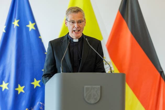 19.06.2026. Düsseldorf. Der neue Bischof von Münster, Dr. Heiner Wilmer SCJ, wird,im Beisein von Ministerpräsident Hendrik Wüst sowie Vertretern der Landesregierung von Niedersachsen in der Staatskanzlei in Düsseldorf auf die freiheitlich-demokratische Grundordnung vereidigt. Düsseldorf Staatskanzlei Nordrhein-Westfalen Deutschland *** June 19, 2026, Düsseldorf