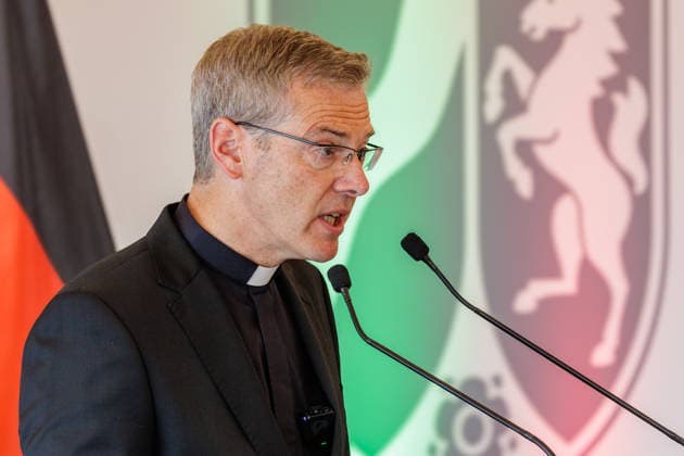 19.06.2026. Düsseldorf. Der neue Bischof von Münster, Dr. Heiner Wilmer SCJ, wird,im Beisein von Ministerpräsident Hendrik Wüst sowie Vertretern der Landesregierung von Niedersachsen in der Staatskanzlei in Düsseldorf auf die freiheitlich-demokratische Grundordnung vereidigt. Düsseldorf Staatskanzlei Nordrhein-Westfalen Deutschland *** June 19, 2026, Düsseldorf