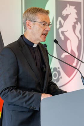 19.06.2026. Düsseldorf. Der neue Bischof von Münster, Dr. Heiner Wilmer SCJ, wird,im Beisein von Ministerpräsident Hendrik Wüst sowie Vertretern der Landesregierung von Niedersachsen in der Staatskanzlei in Düsseldorf auf die freiheitlich-demokratische Grundordnung vereidigt. Düsseldorf Staatskanzlei Nordrhein-Westfalen Deutschland *** June 19, 2026, Düsseldorf
