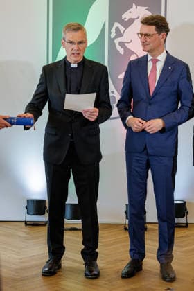 19.06.2026. Düsseldorf. Der neue Bischof von Münster, Dr. Heiner Wilmer SCJ, wird,im Beisein von Ministerpräsident Hendrik Wüst sowie Vertretern der Landesregierung von Niedersachsen in der Staatskanzlei in Düsseldorf auf die freiheitlich-demokratische Grundordnung vereidigt. Düsseldorf Staatskanzlei Nordrhein-Westfalen Deutschland *** June 19, 2026, Düsseldorf