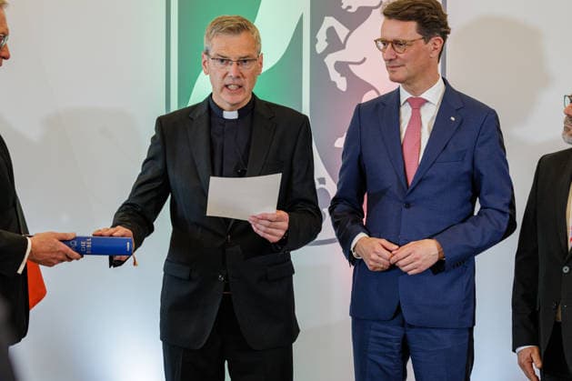 19.06.2026. Düsseldorf. Der neue Bischof von Münster, Dr. Heiner Wilmer SCJ, wird,im Beisein von Ministerpräsident Hendrik Wüst sowie Vertretern der Landesregierung von Niedersachsen in der Staatskanzlei in Düsseldorf auf die freiheitlich-demokratische Grundordnung vereidigt. Düsseldorf Staatskanzlei Nordrhein-Westfalen Deutschland *** June 19, 2026, Düsseldorf