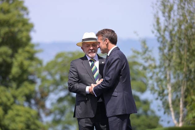 G7 Summit - Macron Welcomes Luiz Inacio Lula da Silva France s President Emmanuel Macron welcomes Luiz Inácio Lula da Silva President of the Federative Republic of Brazil for the official greeting ahead of a work lunch as part of the G7 summit, in Evian, eastern France, on June 16, 2026. A G7 summit is set to take place June 15 to 17 in the French town of Evian-les-Bains near Switzerland and it will be attended by country leaders as well as the EU s foreign policy chief and ministers from Brazil, Canada, the United Arab Emirates and Turkey. Photo by Ammar Abd Rabbo ABACAPRESS.COM Evian-les-Bains France  Copyright: xAbdxRabboxAmmar ABACAx
