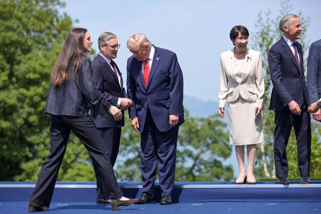 G7 Summit - Family Photograph - Evian Britain s Prime Minister Keir Starmer, US President Donald Trump, Japan s Prime Minister Sanae Takaichi, Canada s Prime Minister Mark Carney before a family photograph during the G7 summit, in Evian, eastern France, on June 16, 2026. A G7 summit is set to take place June 15 to 17 in the French town of Evian-les-Bains near Switzerland and it will be attended by country leaders as well as the EU s foreign policy chief and ministers from Brazil, Canada, the United Arab Emirates and Turkey. Photo by Ammar Abd Rabbo ABACAPRESS.COM Evian-les-Bains France  Copyright: xAbdxRabboxAmmar ABACAx