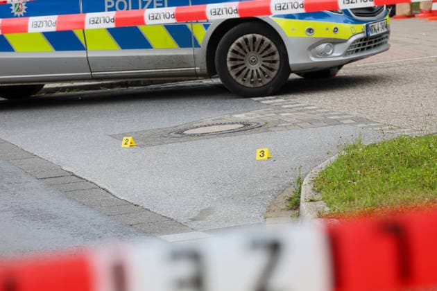 Polizei schoss Messer-Mann vor Kindergarten in Erkrath nieder Gegen 9:55 Uhr alarmierte eine aufmerksame Zeugin die Polizei, nachdem sie an der Sandheider Straße in Erkrath einen Mann mit einem Messer in Höhe von zwei Kindertagesstätten beobachtet hatte. Schnell eingetroffene Polizistinnen und Polizisten trafen auf einen 59 Jahre alten Ukrainer, der die Einsatzkräfte mit seinem mitgeführten Messer bedrohte. Bei einer anschließenden Schussabgabe wurde der 59-Jährige schwer verletzt. Alarmierte Rettungskräfte versorgten den Mann erstmedizinisch und brachten ihn zur stationären Behandlung in ein Krankenhaus. Es wurden keine Dritten oder Einsatzkräfte verletzt. Nach aktuellen Erkenntnissen besteht kein Bezug zu den zwei Kindertages