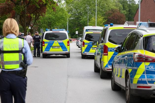 Polizei schoss Messer-Mann vor Kindergarten in Erkrath nieder Gegen 9:55 Uhr alarmierte eine aufmerksame Zeugin die Polizei, nachdem sie an der Sandheider Straße in Erkrath einen Mann mit einem Messer in Höhe von zwei Kindertagesstätten beobachtet hatte. Schnell eingetroffene Polizistinnen und Polizisten trafen auf einen 59 Jahre alten Ukrainer, der die Einsatzkräfte mit seinem mitgeführten Messer bedrohte. Bei einer anschließenden Schussabgabe wurde der 59-Jährige schwer verletzt. Alarmierte Rettungskräfte versorgten den Mann erstmedizinisch und brachten ihn zur stationären Behandlung in ein Krankenhaus. Es wurden keine Dritten oder Einsatzkräfte verletzt. Nach aktuellen Erkenntnissen besteht kein Bezug zu den zwei Kindertages
