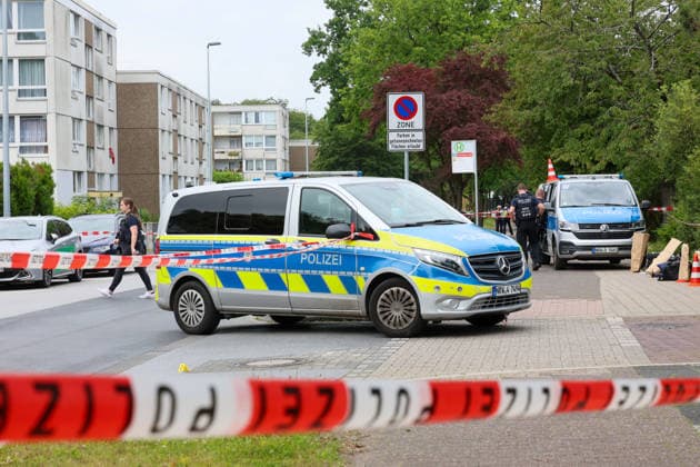 Polizei schoss Messer-Mann vor Kindergarten in Erkrath nieder Gegen 9:55 Uhr alarmierte eine aufmerksame Zeugin die Polizei, nachdem sie an der Sandheider Straße in Erkrath einen Mann mit einem Messer in Höhe von zwei Kindertagesstätten beobachtet hatte. Schnell eingetroffene Polizistinnen und Polizisten trafen auf einen 59 Jahre alten Ukrainer, der die Einsatzkräfte mit seinem mitgeführten Messer bedrohte. Bei einer anschließenden Schussabgabe wurde der 59-Jährige schwer verletzt. Alarmierte Rettungskräfte versorgten den Mann erstmedizinisch und brachten ihn zur stationären Behandlung in ein Krankenhaus. Es wurden keine Dritten oder Einsatzkräfte verletzt. Nach aktuellen Erkenntnissen besteht kein Bezug zu den zwei Kindertages