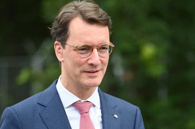 Hendrik WUEST, Wüst, CDU, Ministerpraesident des Landes Nordrhein-Westfalen, Portraet, Porträt, Portrait, Angeschnittenes Einzelbild, Einzelmotiv, Spatenstich fuer den GOVSATCOM-Hub beim Deutschen Zentrum fuer Luft- und Raumfahrt DLR in Koeln, 16.06.2026. *** Hendrik WUEST, Wüst, CDU, Minister-President of the State of North Rhine-Westphalia, Portrait, Portrait, Close-up, Single Image, Single Subject, Groundbreaking ceremony for the GOVSATCOM Hub at the German Aerospace Center (DLR) in Cologne, June 16, 2026,detected_source_language