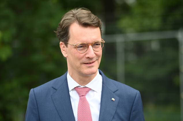Hendrik WUEST, Wüst, CDU, Ministerpraesident des Landes Nordrhein-Westfalen, Portraet, Porträt, Portrait, Angeschnittenes Einzelbild, Einzelmotiv, Spatenstich fuer den GOVSATCOM-Hub beim Deutschen Zentrum fuer Luft- und Raumfahrt DLR in Koeln, 16.06.2026. *** Hendrik WUEST, Wüst, CDU, Minister-President of the State of North Rhine-Westphalia, Portrait, Portrait, Close-up, Single Image, Single Subject, Groundbreaking ceremony for the GOVSATCOM Hub at the German Aerospace Center (DLR) in Cologne, June 16, 2026,detected_source_language