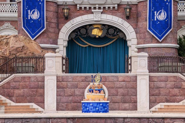 SHANGHAI, CHINA - JUNE 16: A birthday cake is displayed during the 10th anniversary celebration ceremony at Shanghai Disney Resort on June 16, 2026 in Shanghai, China. The theme park has received over 100 million visits since its opening.  Copyright: xVCGx 111648625131