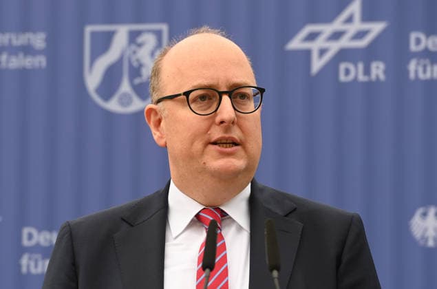 Matthias HAUER, parlamentarischer Staatssekretaer im Bundesministerium Forschung, Technologie und Raumfahrt, bei seiner Rede, Spatenstich fuer den GOVSATCOM-Hub beim Deutschen Zentrum fuer Luft- und Raumfahrt DLR in Koeln, 16.06.2026. *** Matthias HAUER, Parliamentary State Secretary at the Federal Ministry of Research, Technology, and Space, during his speech at the groundbreaking ceremony for the GOVSATCOM Hub at the German Aerospace Center (DLR) in Cologne, June 16, 2026,detected_source_language