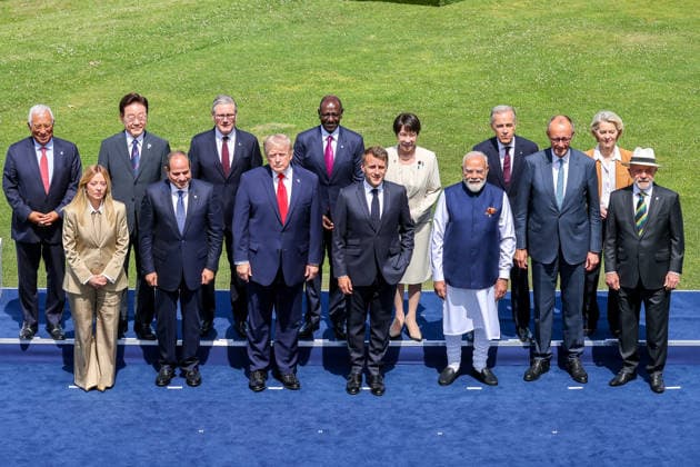 G7 Summit - Family Photo - Evian European Council President Antonio Costa, Italian Prime Minister Giorgia Meloni, South Korean President Lee Jae Myung, Egyptian President Abdel Fattah al-Sisi, Prime Minister Sir Keir Starmer, U.S. President Donald Trump, Kenyan President William Ruto, French President Emmanuel Macron, Japanese Prime Minister Sanae Takaichi, Indian Prime Minister Narendra Modi, Canadian Prime Minister Mark Carney, German Chancellor Friedrich Merz, European Commission President Ursula von der Leyen and Brazilian President Luiz Inacio Lula da Silva during a family photo at the G7 summit in Evian, France, on Tuesday June 16, 2026. Photo by Dominique Jacovides Pool ABACAPRESS.COM Evian France  Copyright: xJacovidesxDominique Pool ABACAx