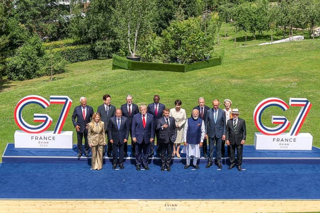 G7 Summit - Family Photo - Evian European Council President Antonio Costa, Italian Prime Minister Giorgia Meloni, South Korean President Lee Jae Myung, Egyptian President Abdel Fattah al-Sisi, Prime Minister Sir Keir Starmer, U.S. President Donald Trump, Kenyan President William Ruto, French President Emmanuel Macron, Japanese Prime Minister Sanae Takaichi, Indian Prime Minister Narendra Modi, Canadian Prime Minister Mark Carney, German Chancellor Friedrich Merz, European Commission President Ursula von der Leyen and Brazilian President Luiz Inacio Lula da Silva during a family photo at the G7 summit in Evian, France, on Tuesday June 16, 2026. Photo by Dominique Jacovides Pool ABACAPRESS.COM Evian France  Copyright: xJacovidesxDominique Pool ABACAx