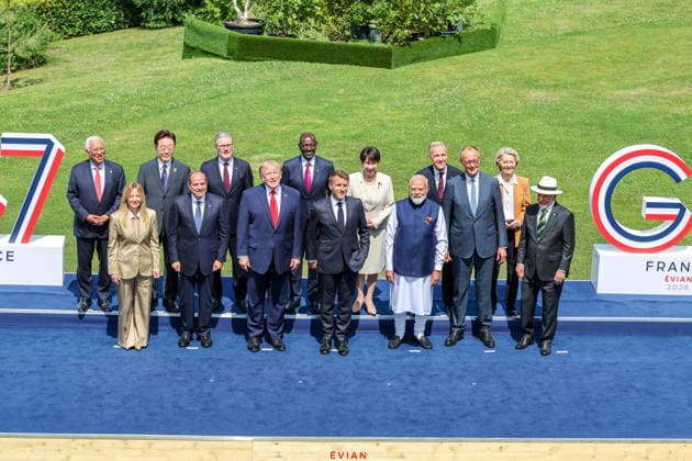 G7 Summit - Family Photo - Evian European Council President Antonio Costa, Italian Prime Minister Giorgia Meloni, South Korean President Lee Jae Myung, Egyptian President Abdel Fattah al-Sisi, Prime Minister Sir Keir Starmer, U.S. President Donald Trump, Kenyan President William Ruto, French President Emmanuel Macron, Japanese Prime Minister Sanae Takaichi, Indian Prime Minister Narendra Modi, Canadian Prime Minister Mark Carney, German Chancellor Friedrich Merz, European Commission President Ursula von der Leyen and Brazilian President Luiz Inacio Lula da Silva during a family photo at the G7 summit in Evian, France, on Tuesday June 16, 2026. Photo by Dominique Jacovides Pool ABACAPRESS.COM Evian France  Copyright: xJacovidesxDominique Pool ABACAx