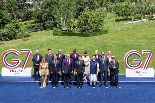 G7 Summit - Family Photo - Evian European Council President Antonio Costa, Italian Prime Minister Giorgia Meloni, South Korean President Lee Jae Myung, Egyptian President Abdel Fattah al-Sisi, Prime Minister Sir Keir Starmer, U.S. President Donald Trump, Kenyan President William Ruto, French President Emmanuel Macron, Japanese Prime Minister Sanae Takaichi, Indian Prime Minister Narendra Modi, Canadian Prime Minister Mark Carney, German Chancellor Friedrich Merz, European Commission President Ursula von der Leyen and Brazilian President Luiz Inacio Lula da Silva during a family photo at the G7 summit in Evian, France, on Tuesday June 16, 2026. Photo by Dominique Jacovides Pool ABACAPRESS.COM Evian France  Copyright: xJacovidesxDominique Pool ABACAx