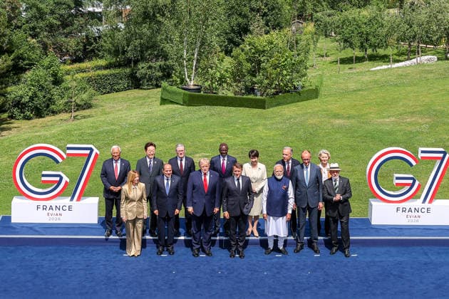 G7 Summit - Family Photo - Evian European Council President Antonio Costa, Italian Prime Minister Giorgia Meloni, South Korean President Lee Jae Myung, Egyptian President Abdel Fattah al-Sisi, Prime Minister Sir Keir Starmer, U.S. President Donald Trump, Kenyan President William Ruto, French President Emmanuel Macron, Japanese Prime Minister Sanae Takaichi, Indian Prime Minister Narendra Modi, Canadian Prime Minister Mark Carney, German Chancellor Friedrich Merz, European Commission President Ursula von der Leyen and Brazilian President Luiz Inacio Lula da Silva during a family photo at the G7 summit in Evian, France, on Tuesday June 16, 2026. Photo by Dominique Jacovides Pool ABACAPRESS.COM Evian France  Copyright: xJacovidesxDominique Pool ABACAx