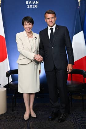 French President Emmanuel Macron and Japanese Prime Minister Sanae Takaichi during a bilateral meeting at the G7 summit at the Hotel Royal in Évian-les-Bains, France, on June 16, 2026. Ammar Abd Rabbo, Pool Bestimage, Évian-les-Bains, France,detected_source_language  Copyright: xAmmarxAbdxRabbo Pool BestimagexAmmarxAbdxRabbo Pool Bestimagex