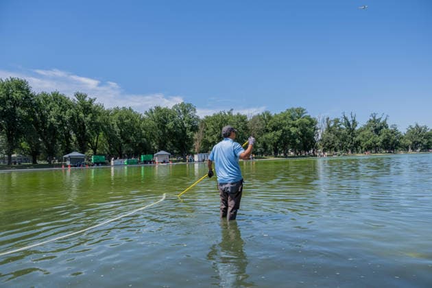 June 16, 2026, Washington, District Of Columbia, United States: A worker uses a vacuum system to remove green algae from the Lincoln Memorial Reflecting Pool in Washington, D.C. The algae appeared shortly after the historic pool was refilled following a major rehabilitation project as maintenance and cleanup efforts continue. Washington United States - ZUMAk206 20260616_znp_k206_001 Copyright: xMattxKaminskyx