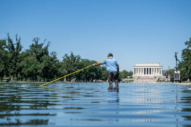 June 16, 2026, Washington, District Of Columbia, United States: A worker uses a vacuum system to remove green algae from the Lincoln Memorial Reflecting Pool in Washington, D.C. The algae appeared shortly after the historic pool was refilled following a major rehabilitation project as maintenance and cleanup efforts continue. Washington United States - ZUMAk206 20260616_znp_k206_003 Copyright: xMattxKaminskyx